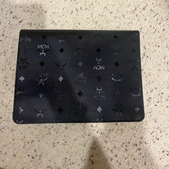 Vintage MCM Large Black Envelope Bag with Adjustable Strap - Picture 4 of 5